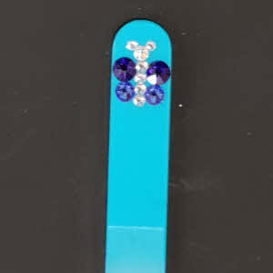 Nagelvijl met blauwe Swarovski vlinder op een lichtblauwe achtergrond