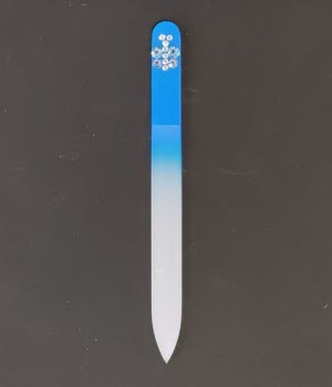 Nagelvijl met Swarovski Vlinder op een blauwe achtergrond